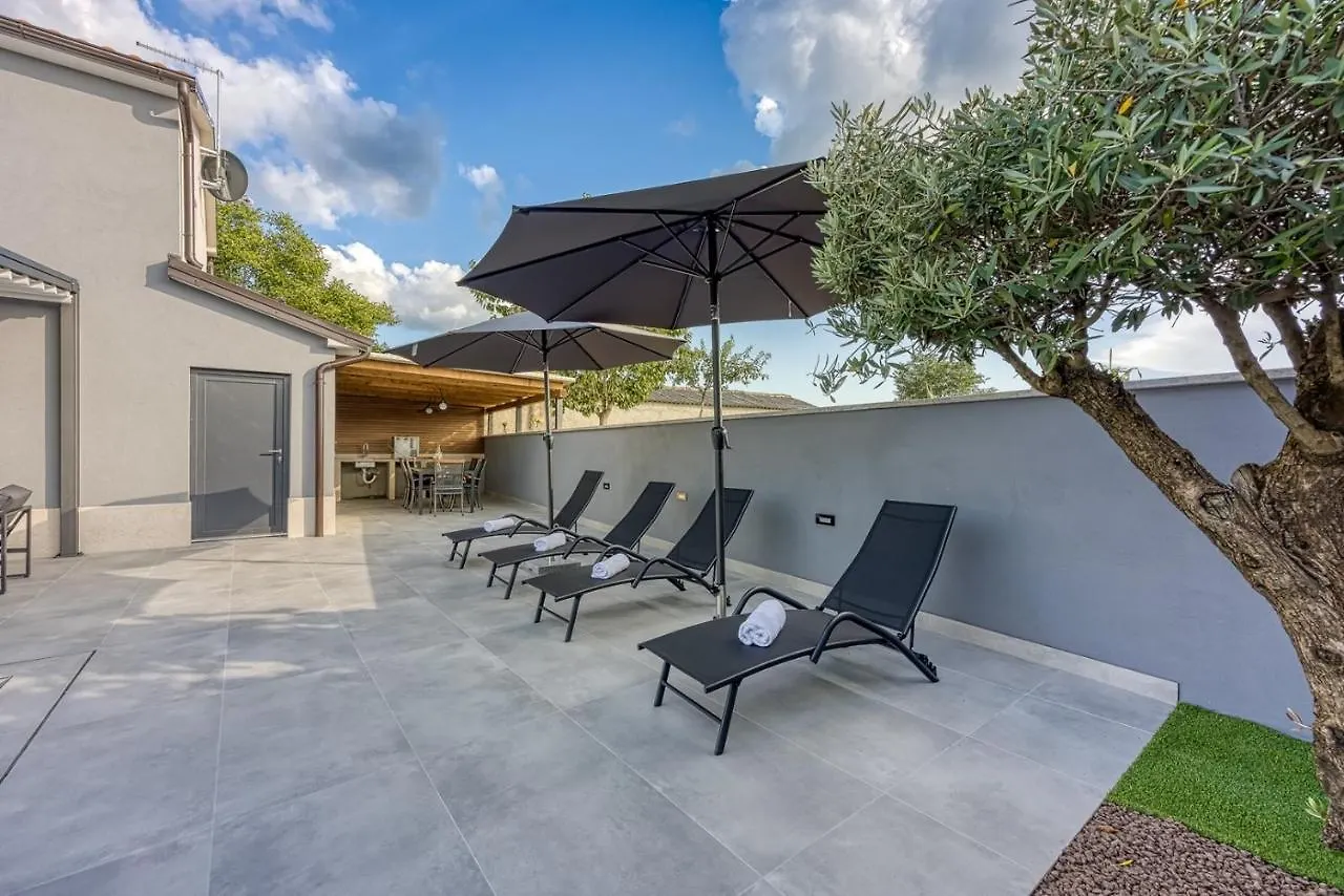 Villa Ana With Private Pool Tinjan 0*,